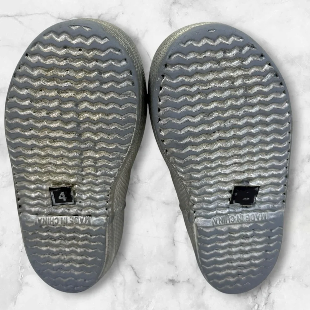 Hunter Kids First Classic Metallic Rain Boots in silver size 4